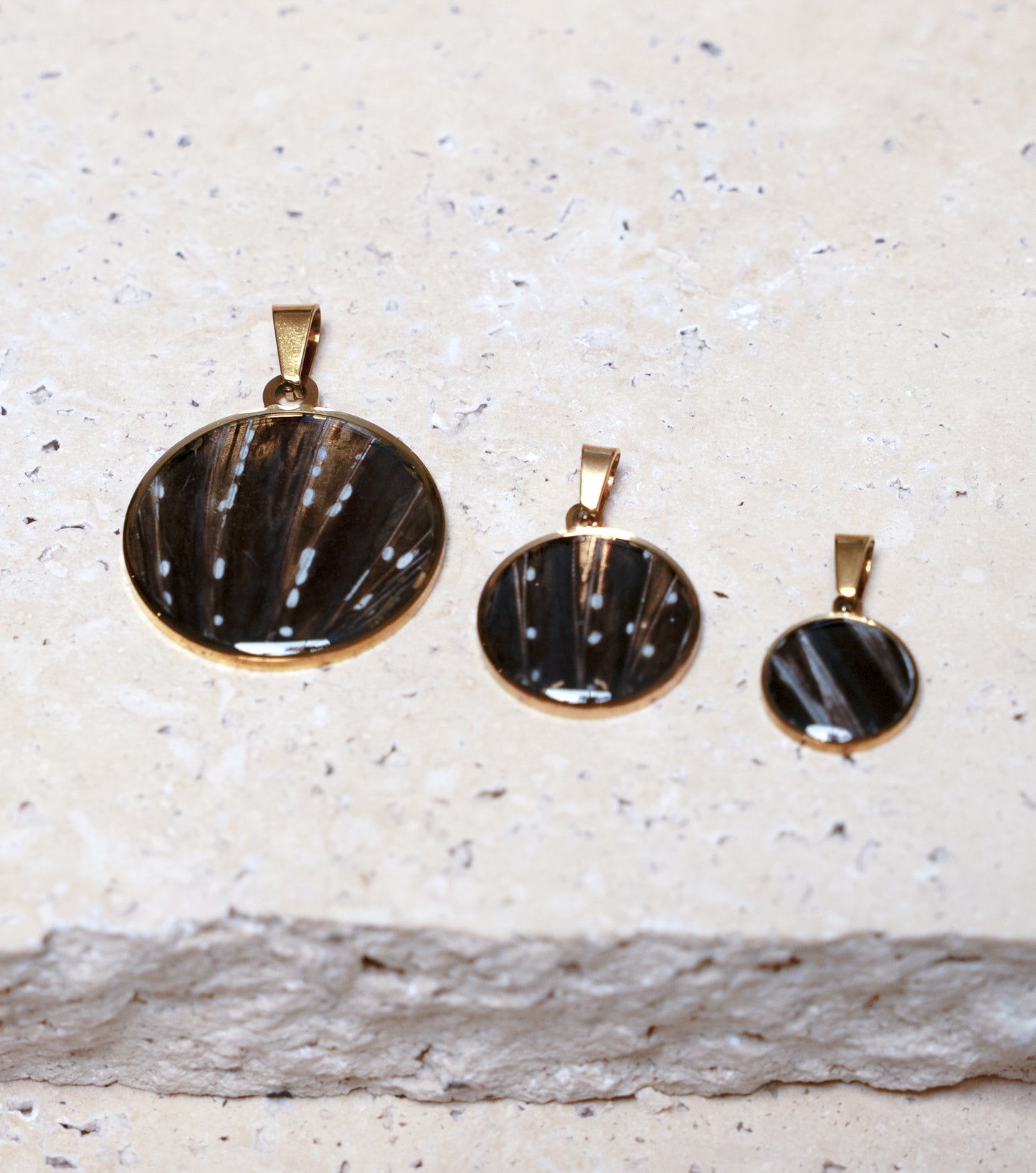 Venom Dark Pendant, Gold Round, 22mm