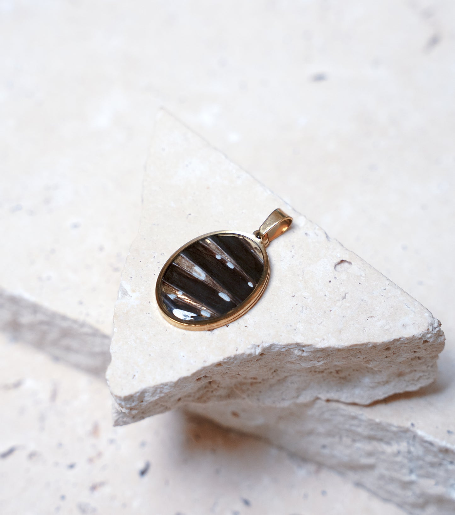 Venom Dark Pendant, Gold Oval