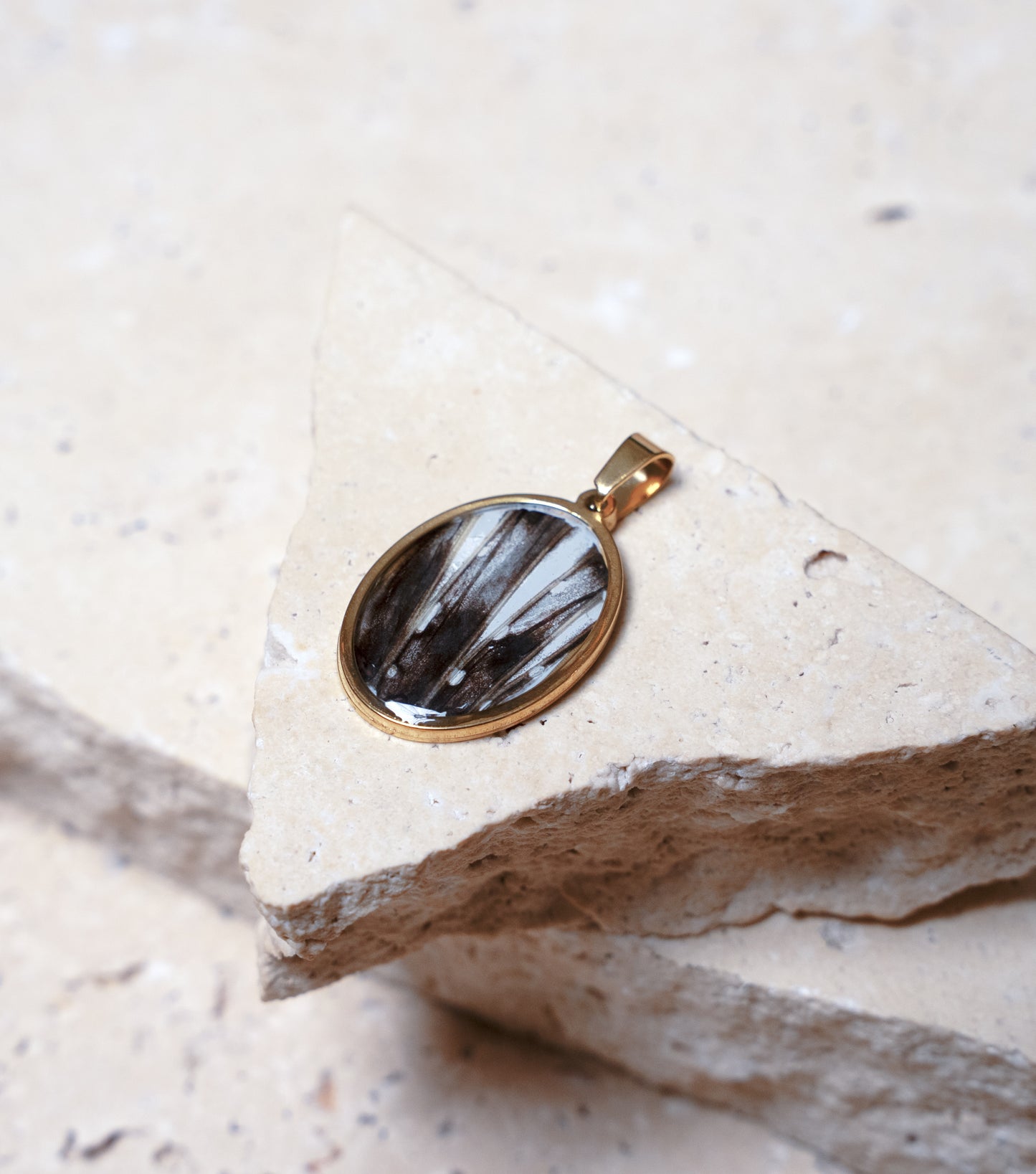Venom Light Pendant, Gold Oval