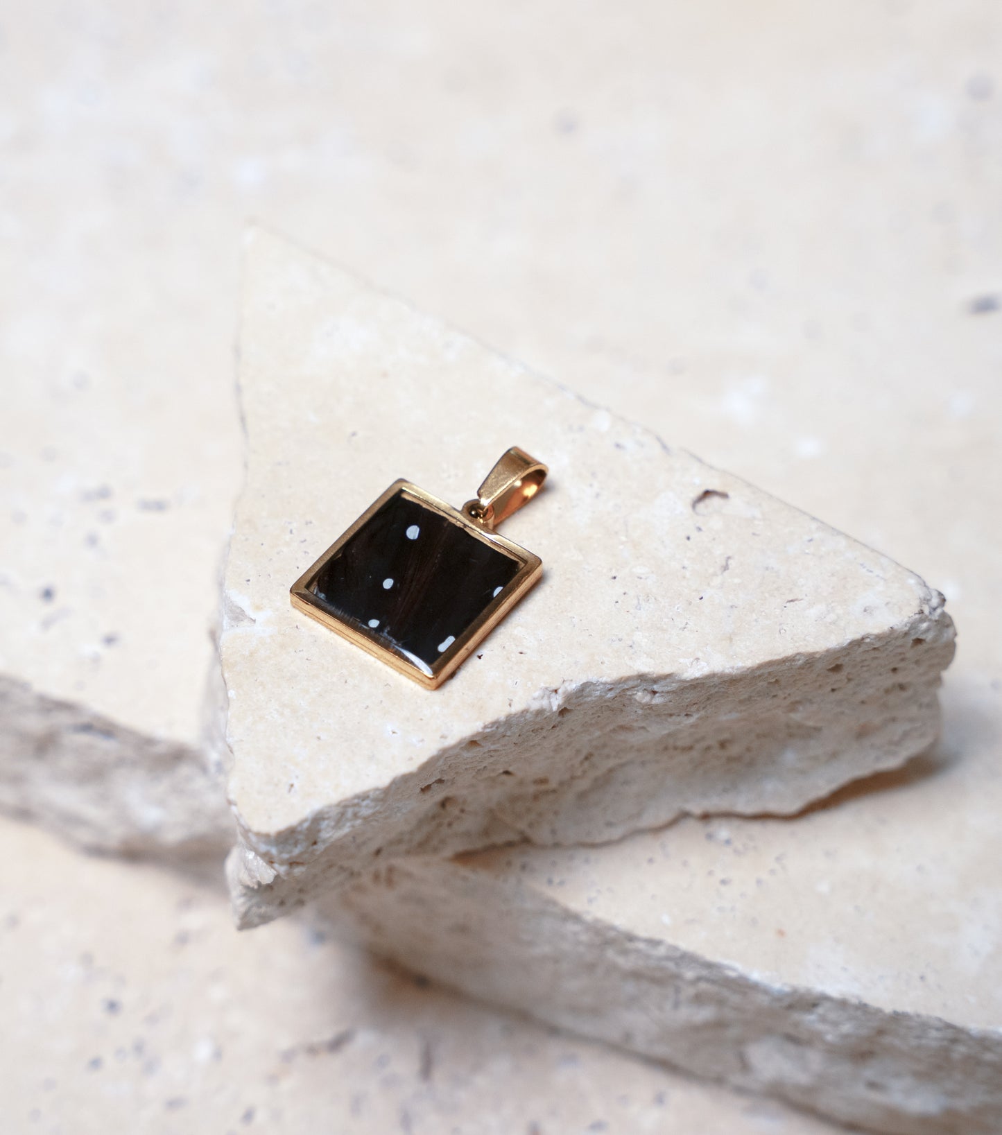 Venom Dark Pendant, Gold Square, 18mm
