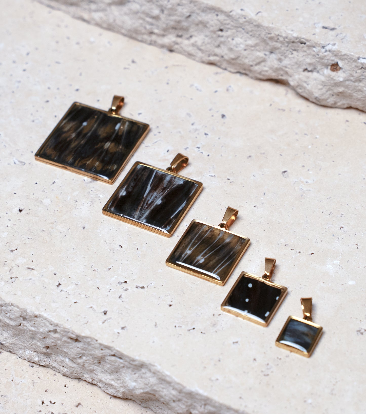 Venom Dark Pendant, Gold Square, 28mm