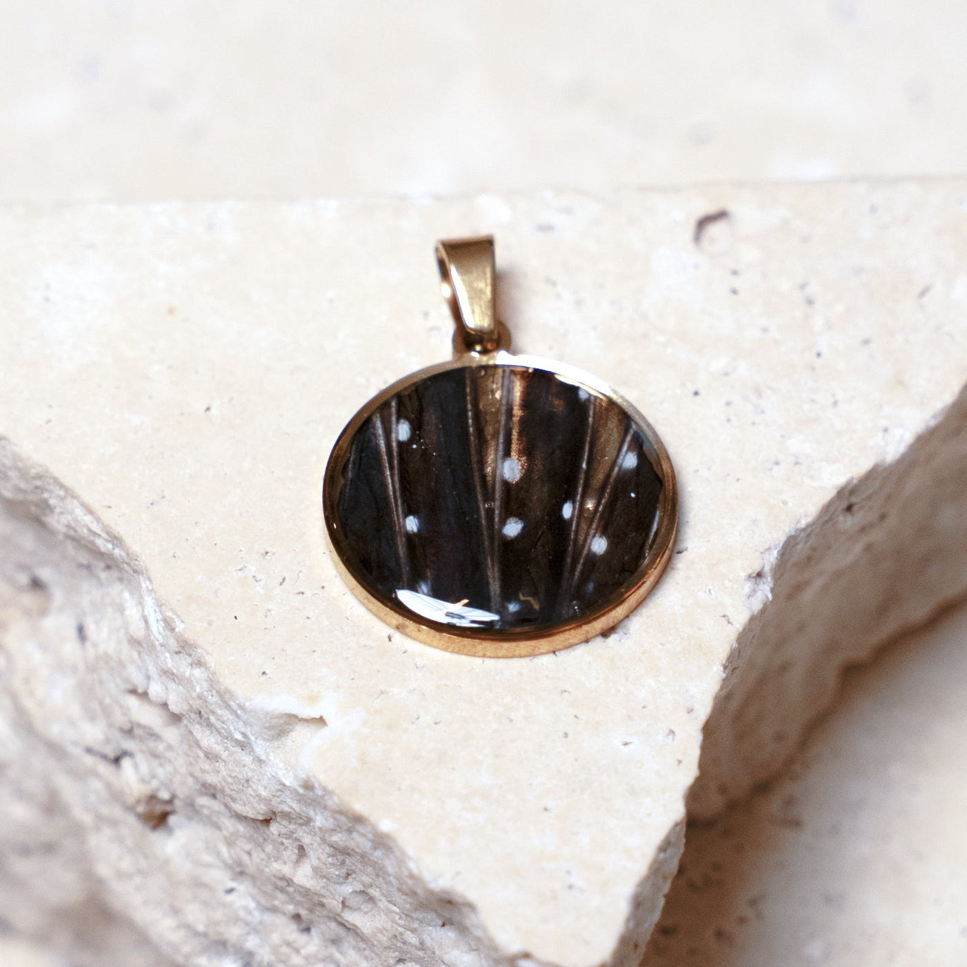 Venom Dark Pendant, Gold Round, 22mm