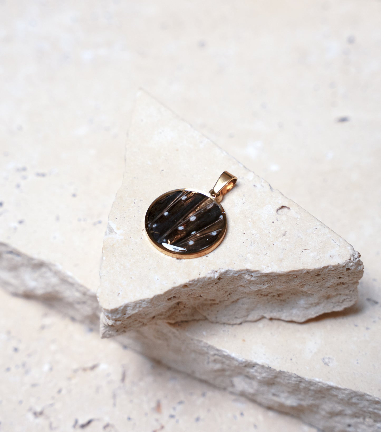 Venom Dark Pendant, Gold Round, 22mm