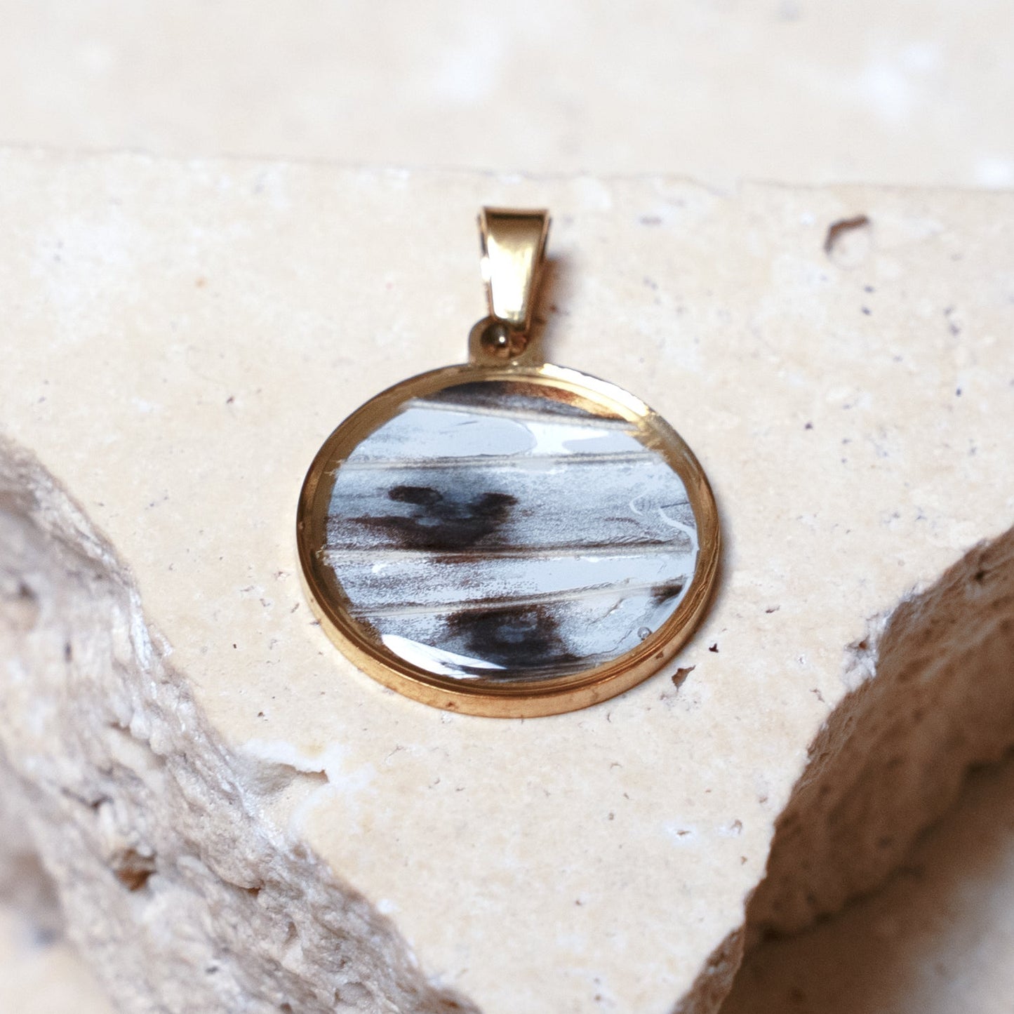 Venom Light Pendant, Gold Round, 22mm