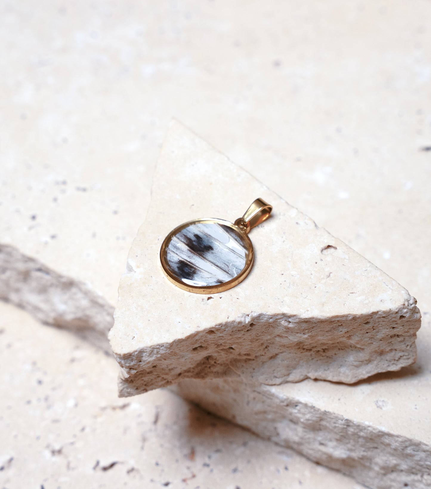 Venom Light Pendant, Gold Round, 22mm