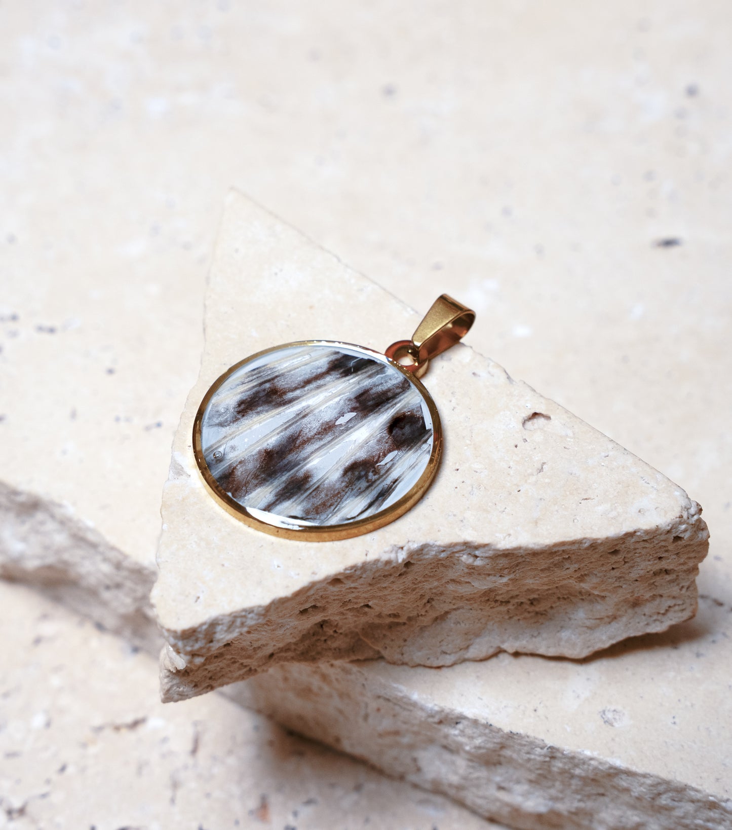 Venom Light Pendant, Gold Round, 22mm