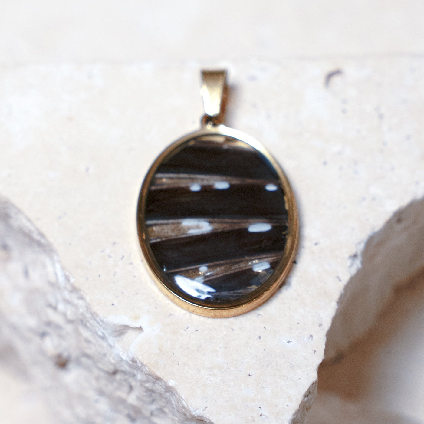 Venom Dark Pendant, Gold Oval