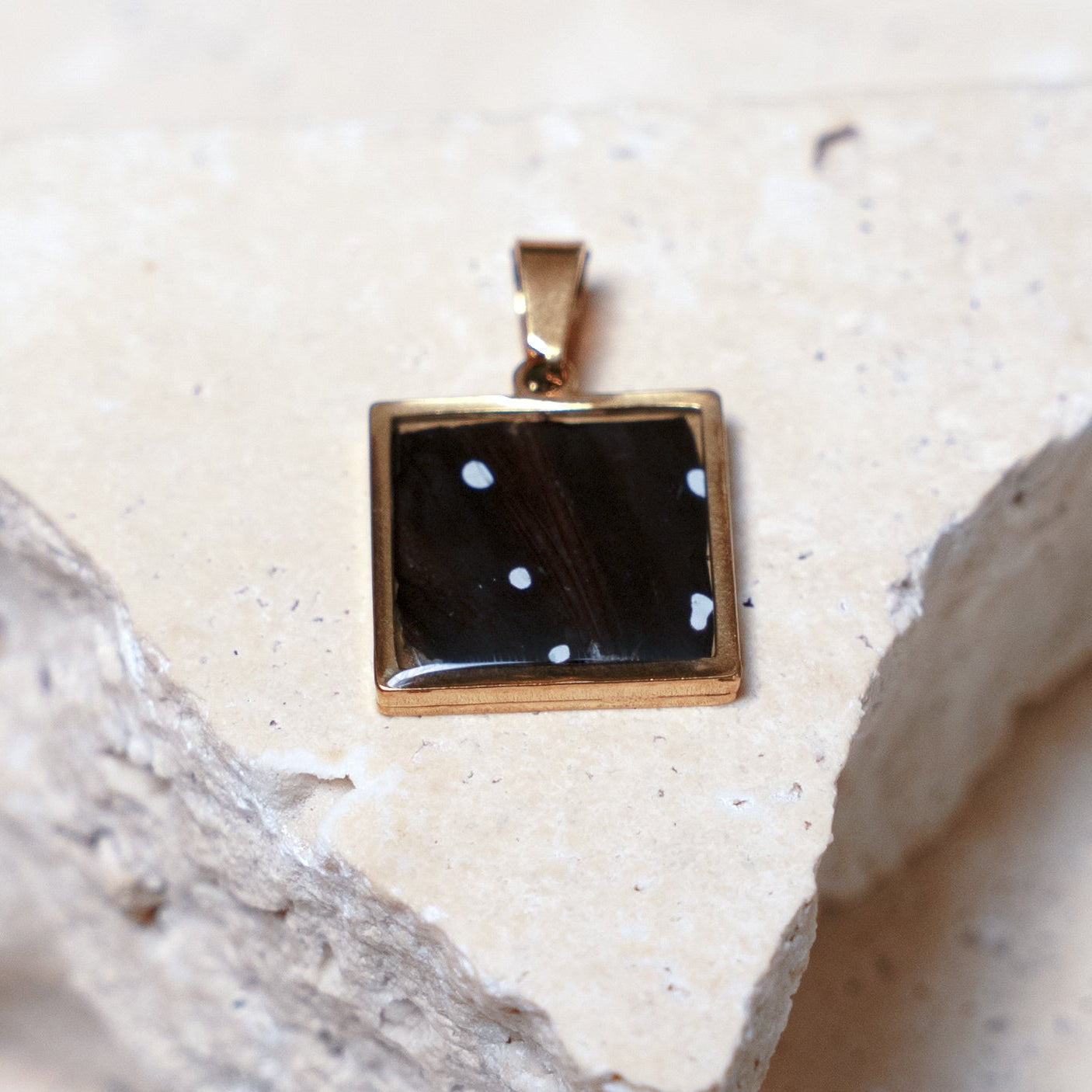 Venom Dark Pendant, Gold Square, 18mm