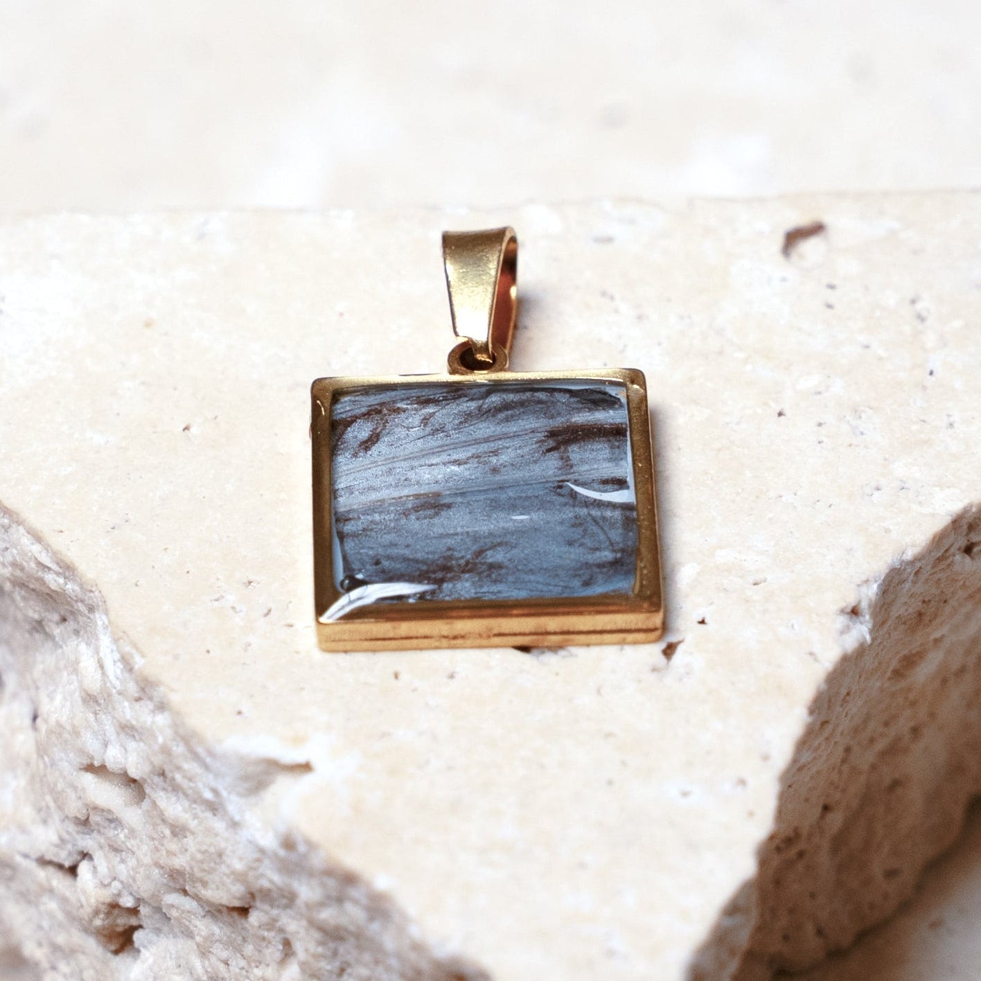 Venom Light Pendant, Gold Square, 18mm