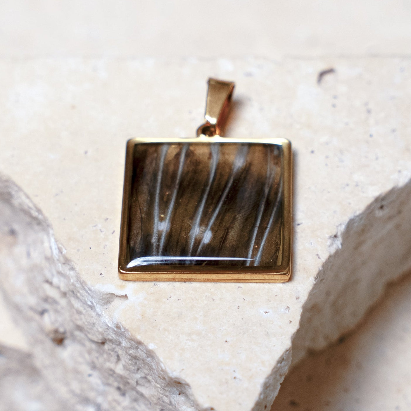 Venom Dark Pendant, Gold Square, 23mm