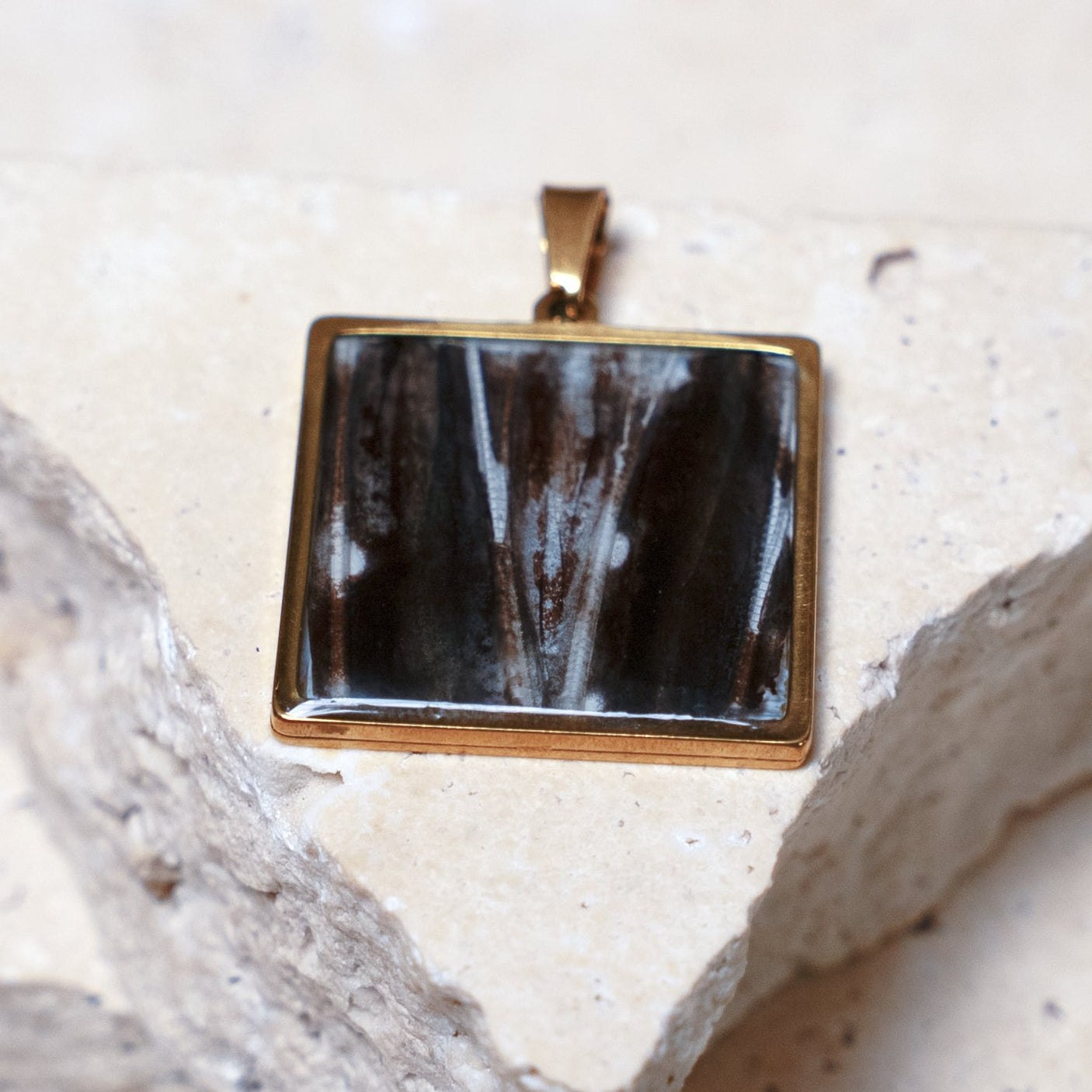 Venom Dark Pendant, Gold Square, 28mm