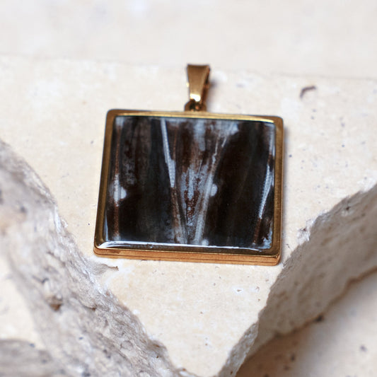 Venom Dark Pendant, Gold Square, 28mm
