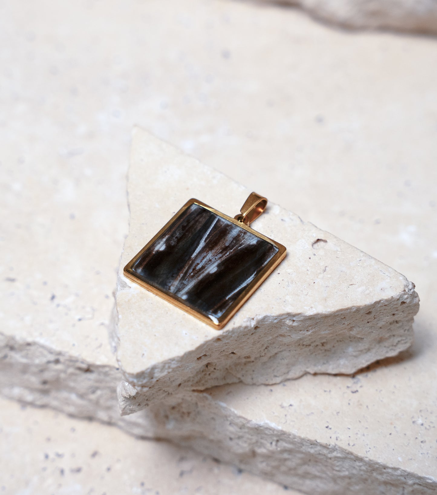 Venom Dark Pendant, Gold Square, 28mm
