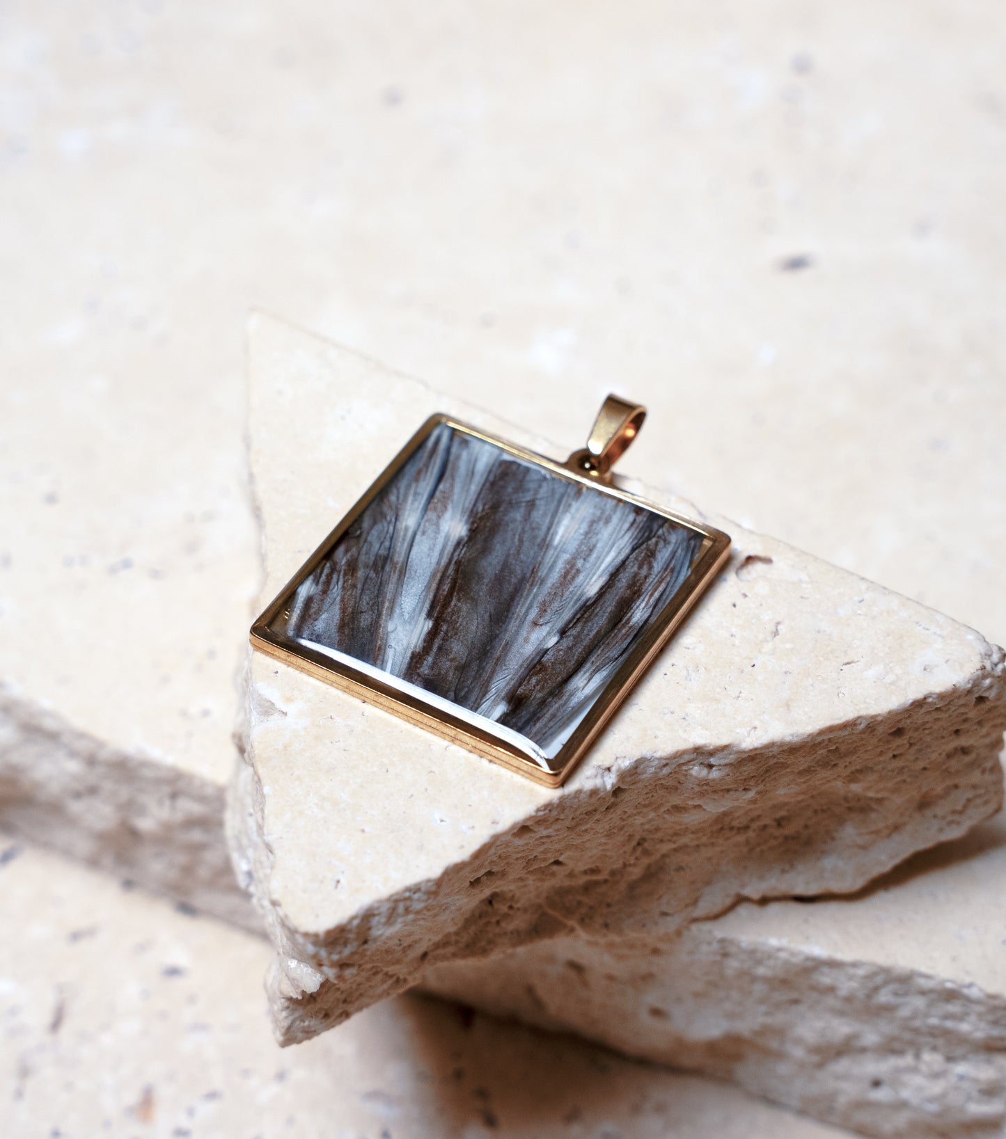 Venom Light Pendant, Gold Square, 33mm