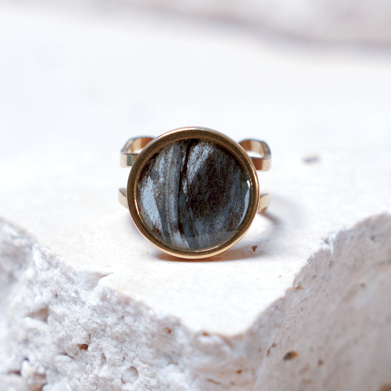 Venom Dark Ring — Gold Circle, 14mm
