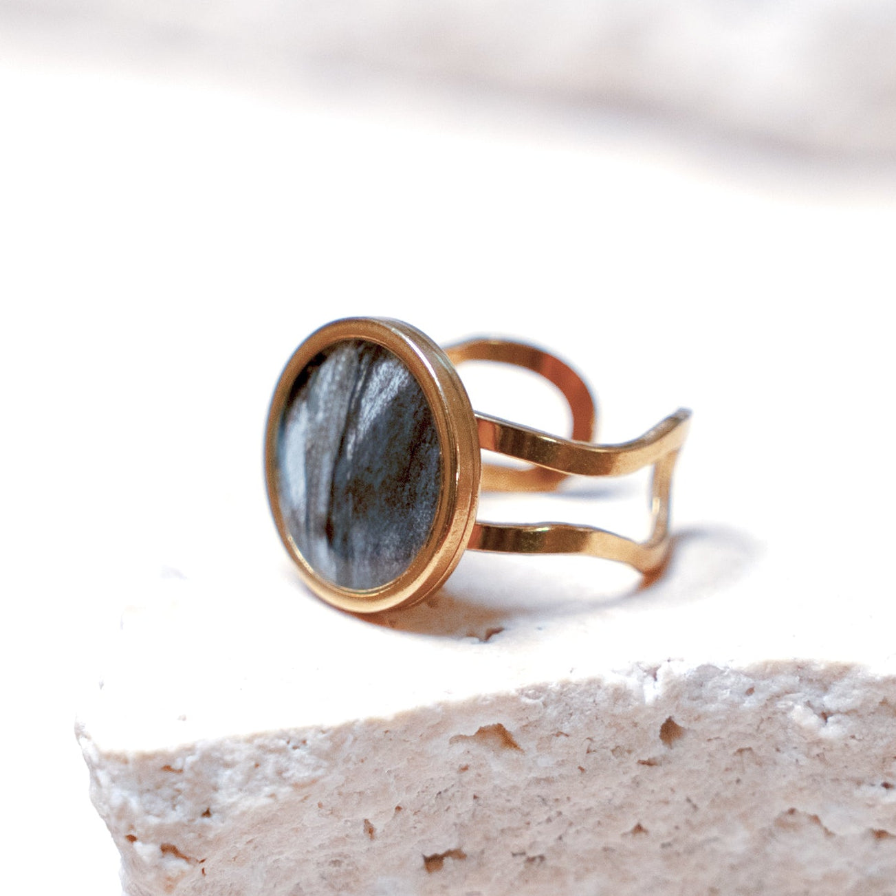 Venom Dark Ring — Gold Circle, 14mm
